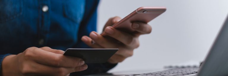 Digital handel med betalkort, mobil och dator.